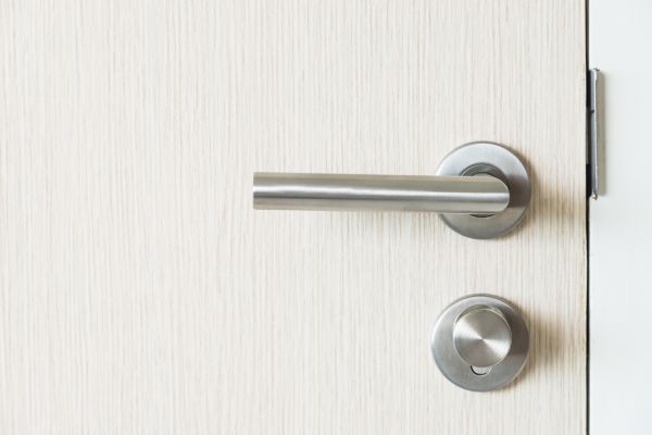 Choisir une poignée de porte en inox pour allier sécurité et esthétisme